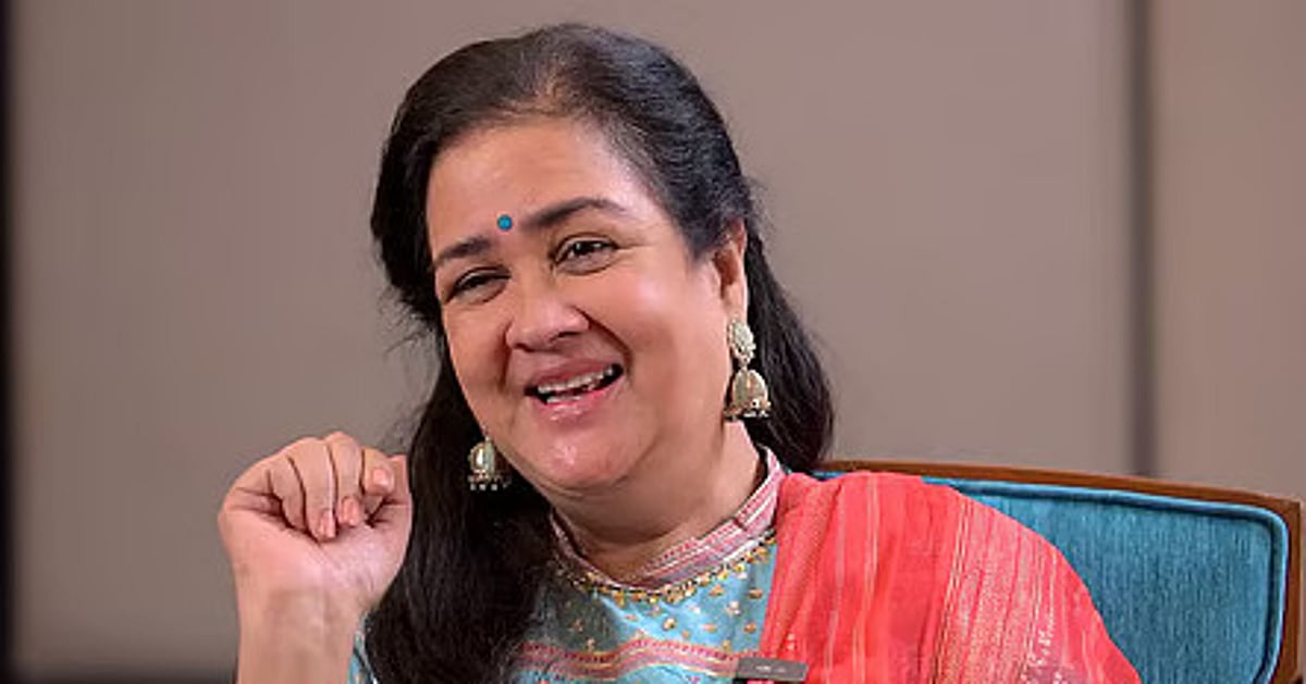 ரசிகையுடன் கட்டியணைப்பு.. உடல்நிலை சரியில்லாதபோது மேடையேறிய நடிகை ஊர்வசி!