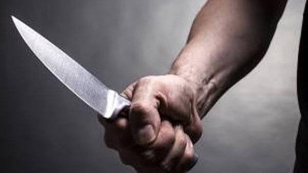பண்ருட்டியில் பரபரப்பு - முதல்வர் மருந்தக பெண் ஊழியருக்கு கத்திக்குத்து!