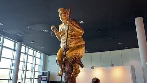 trump statue