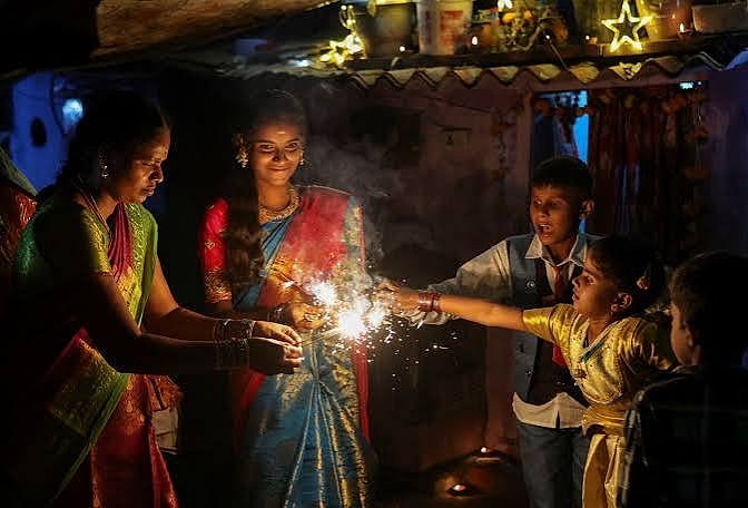 அடுத்தடுத்து பண்டிகை காலம்! 
சுப நேரத்தில் பங்குகளை வாங்கினால் நல்லதா? Muhurat Trading என்றால் என்ன?
