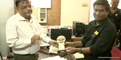 ஜல்லிக்கட்டுக்காக விருதை உதறிய எழுத்‌தாளர்..!