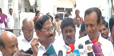 சபாநாயகருடன் பன்னீர் அணி சந்திப்பு: ரகசிய வாக்கெடுப்பு நடத்த கோரிக்கை?
