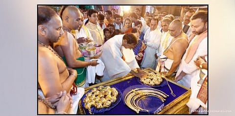 ரூ.5.5 கோடி மதிப்புள்ள தங்க மாலைகள்....ஏழுமலையானுக்கு தெலங்கானா முதல்வர் அளித்த காணிக்கை