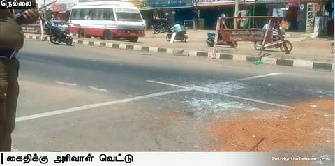 காவல்துறை வாகனத்தில் கைதி வெட்டிக் கொலை...