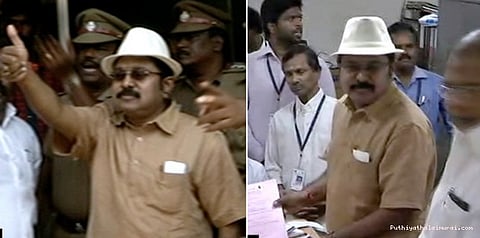தொப்பியுடன் தினகரன் மனுத்தாக்கல்