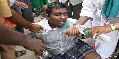 சாக்கடைக்குள் இறங்கி சமூக ஆர்வலர் போராட்டம்