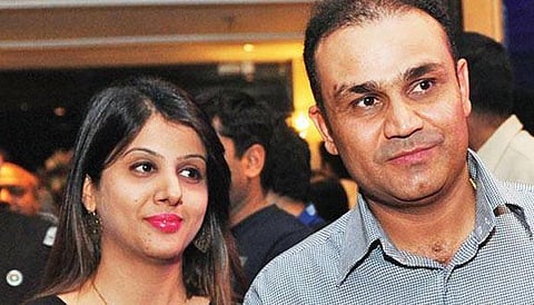 கடவுளை சமாளிச்சிடலாம்...மனைவியை: ஷேவாக்   கிண்டல்!