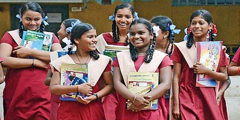 தமிழகத்தில்  பள்ளிகள் திறப்பு: மாணவர்கள் உற்சாகம்