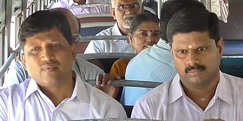 பஸ்சில் பயணம் செய்த ஆட்சியர்