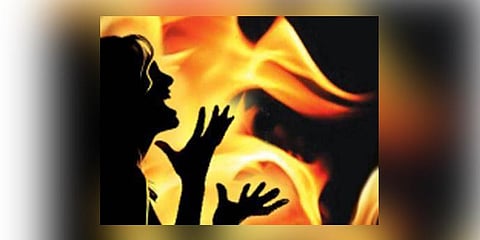 காதல் திருமணம் செய்த மகளை உயிரோடு எரித்துக்கொன்ற அப்பா!