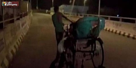 ஆம்புலன்ஸ் இல்லை: ரிக்சாவில் உடலை கொண்டு சென்ற அவலம்!