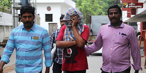 சட்டவிரோதமாக பத்திரிக்கைகளை இணையத்தில் வெளியிட்ட பொறியாளர் கைது