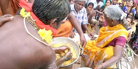 கரண்டிக்குப் பதிலாக கையால் வடை சுடும் நபர்
