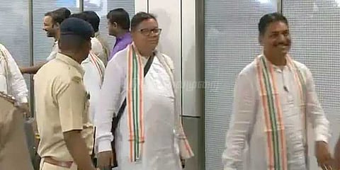 பெங்களூரில் இருந்து காங். எம்எல்ஏக்க‌ள் குஜராத் திரும்பினர்