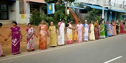 விடாத‌ கிணறு விவகாரம்: ஓ.பன்னீர்செல்வத்தைக் கண்டித்து மனித சங்கிலி