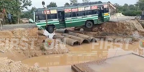 வெள்ளத்தில் சிதைந்த தரைப்பாலம்: பாதியில் சிக்கிய பஸ்