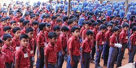 பள்ளி மாணவர்களுக்கு இருவேறு சீருடை