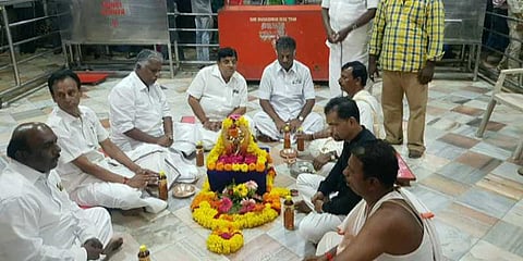 சனீஸ்வரர் கோயிலில் ஓ.பன்னீர்செல்வம்