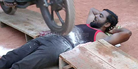 வயிற்றில் 71 முறை இருசக்கர வாகனங்களை ஏ‌ற்றி சாதனை