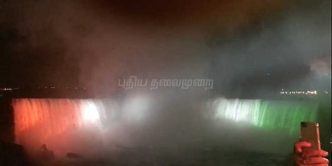 மூவர்ணக் கொடி நிறத்தில் ஜொலித்த நயாகரா நீர் வீழ்ச்சி
