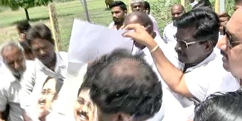 எம்.எல்.ஏக்கள் தங்க வைக்கப்பட்டுள்ள விடுதியை முற்றுகையிட்ட ஓபிஎஸ் ஆதரவாளர்கள் 