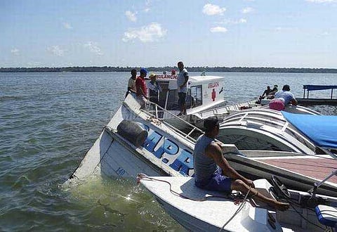 படகு கவிழ்ந்து 10 பேர் பலி 