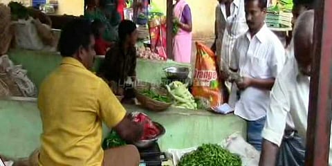 விலைபோகாத உள்ளூர் காய்கறிகள்: விவசாயிகள் வேதனை