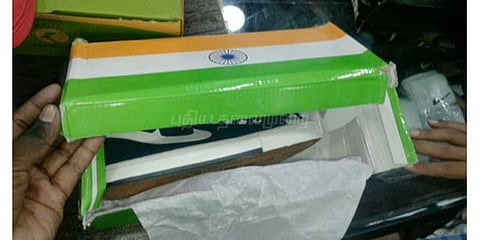 காலணி அட்டைப் பெட்டியில் தேசியக் கொடி படம்