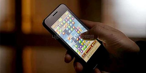 குறைதீர் கூட்டத்‌தில் வீடியோ கேம் விளையாடிய அதிகாரிகள் - விவசாயிகள் அதிருப்தி