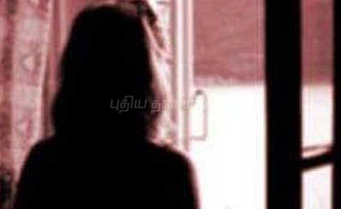 தாயை துப்பாக்கி முனையில் மிரட்டி 11 வயது சிறுமிக்கு பாலியல் வன்கொடுமை