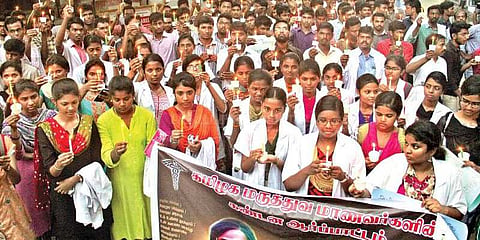 3-வது நாளாக தொடரும் மாணவர் போராட்டம்: கல்லூரிக்கு விடுமுறை அறிவிப்பு
