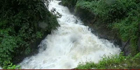 குமுளி இரைச்சல் பாலத்தில் வெள்ளப்பெருக்கு - சுற்றுலாப் பயணிகளுக்கு தடை 