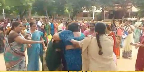 அரசு வழங்கிய இலவச சேலை -  தரம் சரியில்லாததால் தீ வைத்து எரிப்பு  