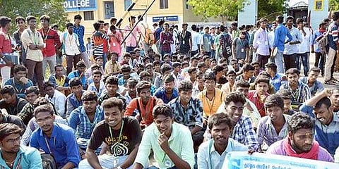 கல்லூரி தேர்வுக் கட்டணம் உயர்வு: ‌மாணவர்கள் போராட்டம்