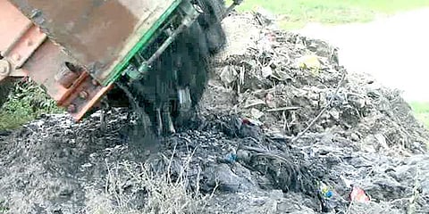 ஆற்றில் குப்பைகளை கொட்டும் நகராட்சி நிர்வாகம் -  மக்கள் குற்றச்சாட்டு