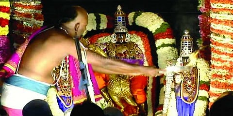 9 கிலோ தங்க வாகனத்தில் மலையப்ப சுவாமி வீதி உலா