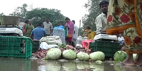 ஒரேநாள் மழை: 100 ஆண்டுகள் பழமையான வாரச்சந்தை பாதிப்பு