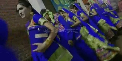 குப்பைத்தொட்டிகளுடன் கர்பா டான்ஸ்!