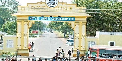 தனியார் மயமாக்கலுக்கு எதிர்ப்பு: என்எல்சி தொழிலாளர்கள் உண்ணாவிரதம்