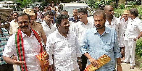 ‌ஆர்.எஸ்.எஸ் ஊர்வலத்தை அமைச்சர் தொடங்கி வைப்பதா?: எம்எல்ஏக்கள் கூட்டாக கண்டனம்