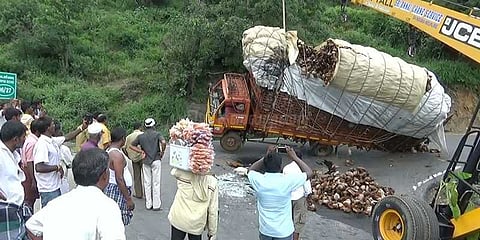 திம்பம் மலைப்‌ பாதையில் தொடரும் விபத்துகள்