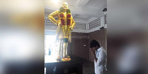 சிவாஜி சிலைக்கு மரியாதை செய்த சிவகார்த்திகேயன்