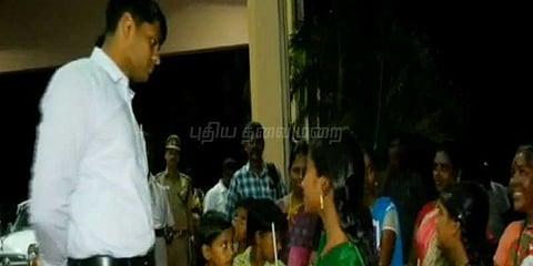 நரிக்குறவர்களுடன் தீபாவளி கொண்டாடிய ஆட்சியர்..!