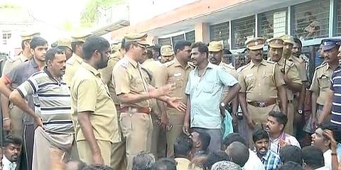 நாகை ஆட்சியரை முற்றுகையிட்ட போக்குவரத்து ஊழியர்‌கள்