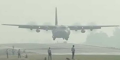 சாலையில் தரையிறங்கிய போர் விமானங்கள்