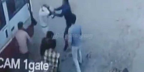 சாலையில் கண்மூடித்தனமாக தாக்குதல் நடத்தும் கும்பல்: சிசிடிவி காட்சிகள்