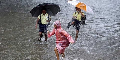 கனமழை எதிரொலி: சென்னை உள்ளிட்ட 4 மாவட்டங்களில் பள்ளிகளுக்கு விடுமுறை