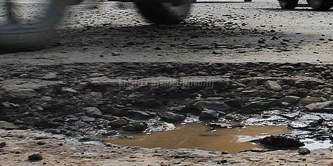 சாலையில் பள்ளங்கள்: நெ‌‌டுஞ்சாலைத்துறையின் அலட்சியத்தால் மக்கள் அ‌வதி