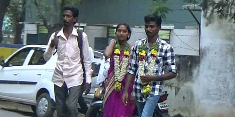 காவல் நி‌லையத்தில் தஞ்சமடைந்த காதல் ஜோடி