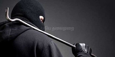 வீட்டின் பூட்டை உடைத்து 15 சவரன் நகை, ரூ.5.25 ‌லட்சம் கொள்ளை